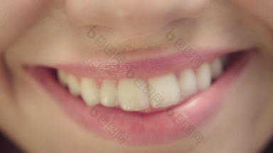 微笑女口白色牙齿特写镜头女人脸完美的微笑